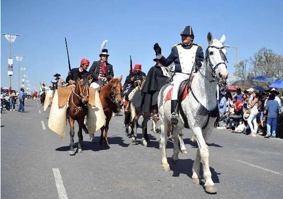 Desfile cívico, militar y gaucho, que congregó durante siete horas a más de 80.000 jujeños y visitantes