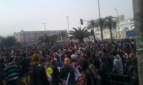 Padres, secundarios, universitarios, profesores y sindicalistas en la marcha