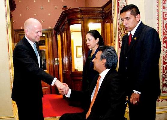 Lenin Moreno y William Hague, ayer en Londres