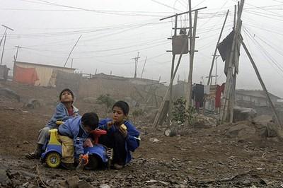 Niños pobres juegan en un barrio capitalino