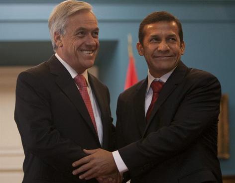 Piñera sonríe junto a Humala