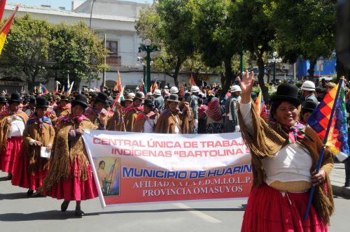 Mujeres trabajadoras encabezan el homenaje en La Paz