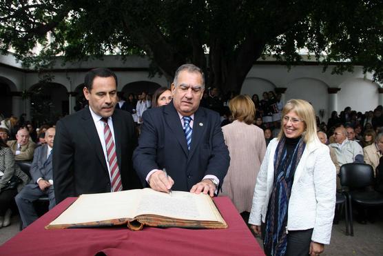 El Rector firmando el libro de cesión del recinto legislativo