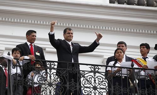 Correa saluda a la multitud en Quito