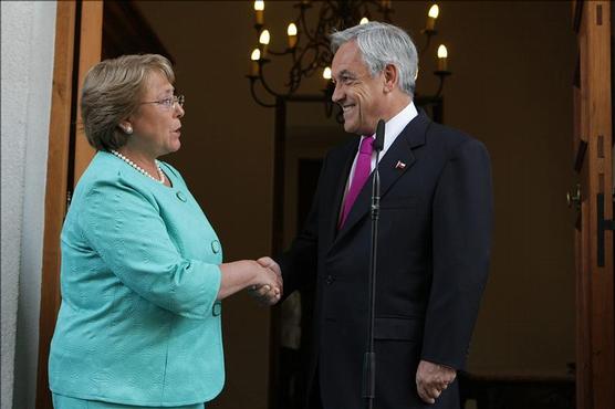 Bachelet en el momento de recibir a Piñera