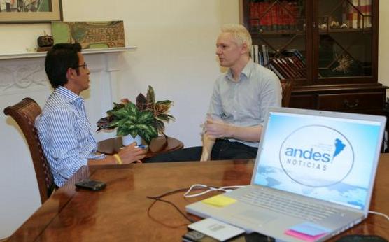 Julián Assange durante la entrevista con Andes