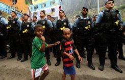 Niños juegan al lado de policías en Rocinha