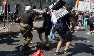 Policía griega arremete contra manifestantes