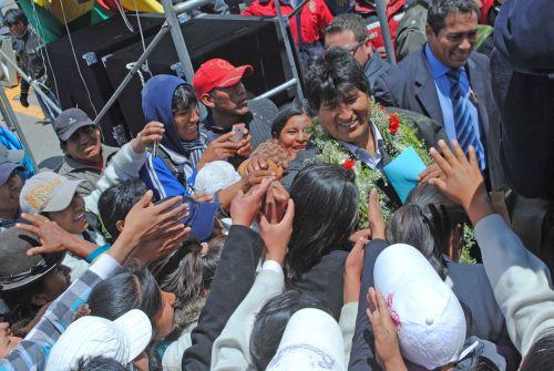 Evo Morales recibe el saludo de trabajadores del aeropuerto