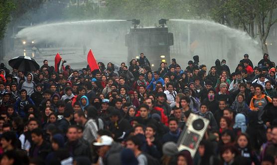 Carros hidrantes lanzan agua hacia los estudiantes