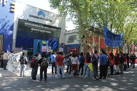 Estudiantes de Psicología, perteneciente a diversas agrupaciones políticas se manifestaron ayer en las puertas del IPLA