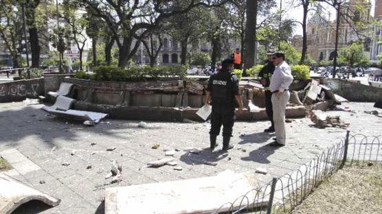 Un estudiante sufrió heridas y ocho bancos de la plaza Independencia fueron destruidos a raíz de una explosión