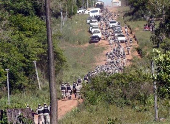 Policías en pleno desalojo de campesinos