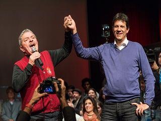 Lula levanta la mano de Fernando Haddad