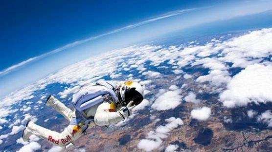 El paracaidista austríaco Felix Baumgartner tocó tierra este domingo tras saltar desde una cápsula