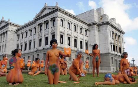 Mujeres rodearon el Senado pidiendo la ley