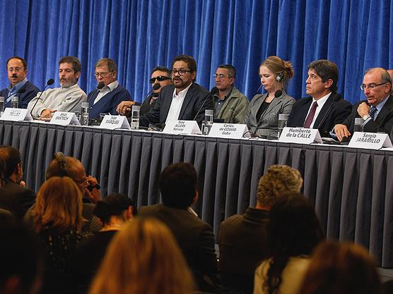 Delegados colombianos en conferencia ante la prensa