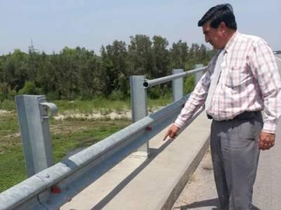 Robaban caños de un puente y los detuvieron