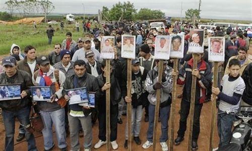 Campesinos con rostros de los masacrados