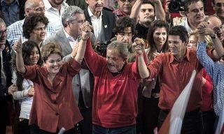 Dilma y Lula levantan las manos de Haddad