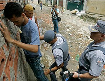 Policías registran a habitantes de Paraisópolis