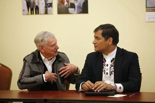 David Murdock dialoga con el presidente ecuatoriano, Rafael Correa