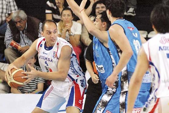 Weber Bahía Estudiantes, con un doble sobre la misma chicharra, se impuso anoche por 72 a 70 a Quimsa de Santiago del Estero