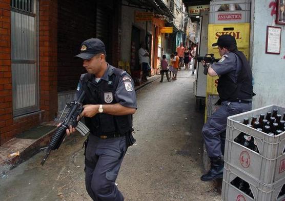 Policías en una favela paulista