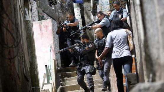 Policías en favela paulista