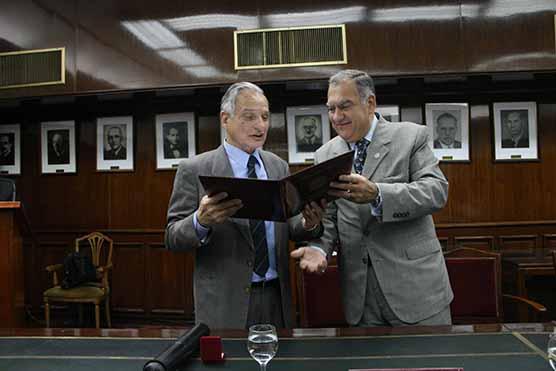 Juan Alberto Cerisola, distinguió al doctor Alejandro José Toselli como Profesor Emérito