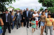 José Alperovich visitando las obras de la escuela