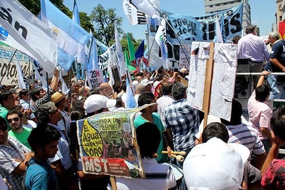 Como parte de las protestas, los gremialistas interrumpieron el tránsito en los alrededores de la Plaza Independencia