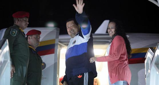 Chavez acompañado por su hija viaja a Cuba