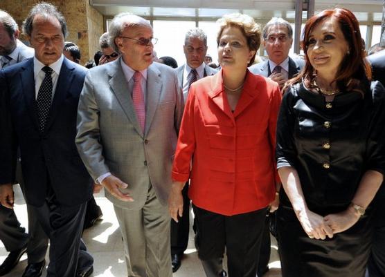 Cristina, Dilma, De Mendiguren y Scioli, ayer en la UIA