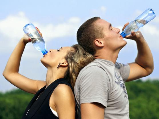 Cuanta agua tenemos que tomar?