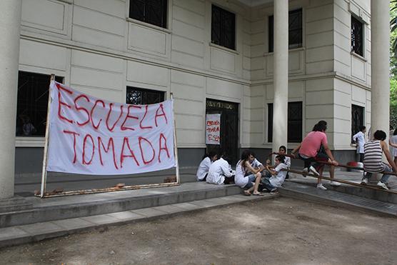 Los alumnos de la Escuela Superior de Educación Artística (ESEA) tomaron, ayer, el edificio escolar