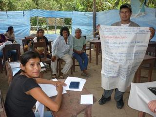 Miembros de las comunidades respondiendo a consulta