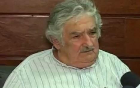 Mujica se disculpa por insultos