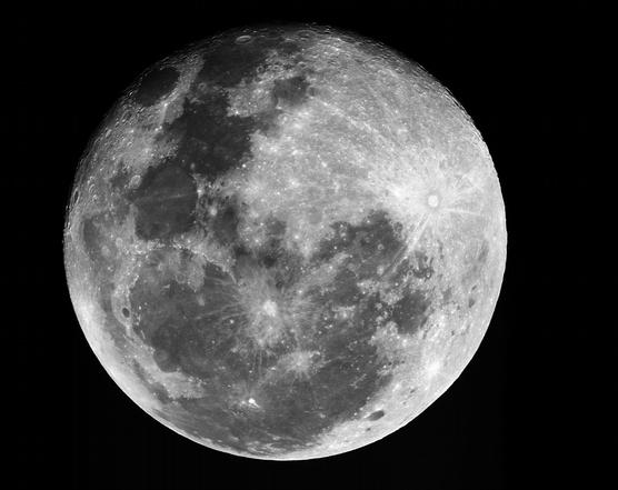 Venden dos boletos de ida y vuelta a la Luna