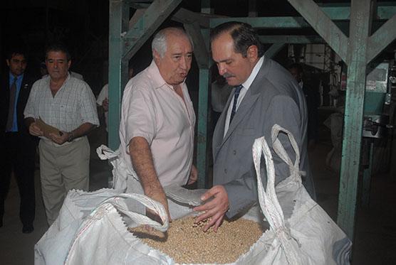 El gobernador José Alperovich visitó la nueva planta de poroto alubia y garbanzo