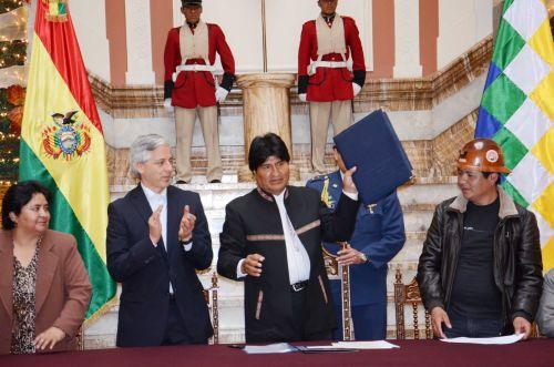 Evo Morales y García Linera promulgan la norma