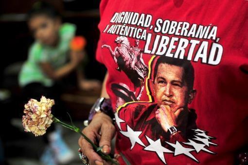 Una flor y una remera durante la vigilia anoche