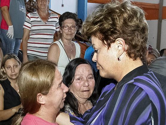 Dilma Rousseff escucha a familiares de las victimas