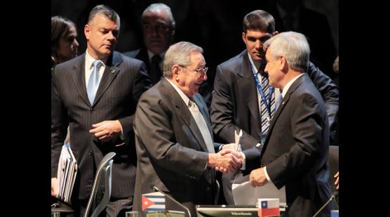 Piñera saluda a Castro por la designación