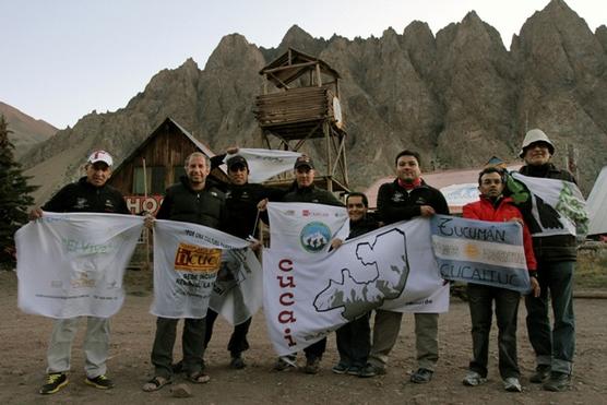 Los escaladores hacen cumbre ayer 