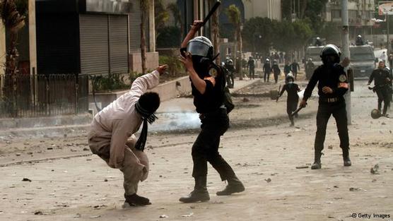 La policía reprime a un manifestante en El Cairo