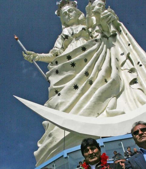 La inmensa imagen de la Virgen del Socavón en Oruro