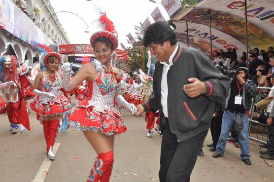 Evo Morales ensaya pasos de baile en Oruro