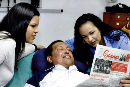 Chavez sonríe junto a sus hijas en La Habana