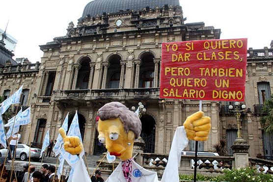 Docentes marcharon exigiendo reapertura de paritarias y hoy vuelven a clases